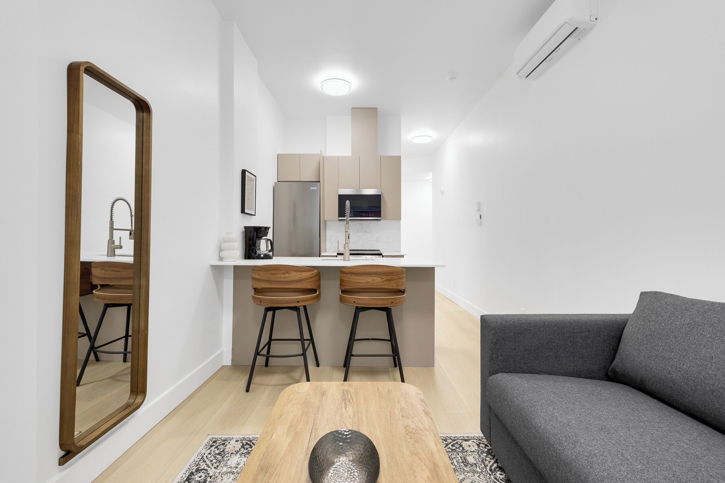 Grand réfrigérateur, micro-ondes, four, plaque de cuisson