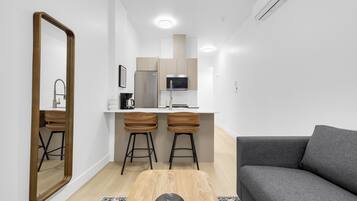 Grand réfrigérateur, micro-ondes, four, plaque de cuisson