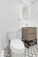 Deluxe Studio | Bathroom