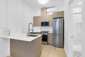 Full-sized fridge, microwave, oven, stovetop - Le Mystral (Montréal)