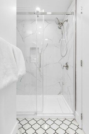 Deluxe stúdió | Fürdőszoba | Zuhanyzó, hajszárító, szappan és sampon