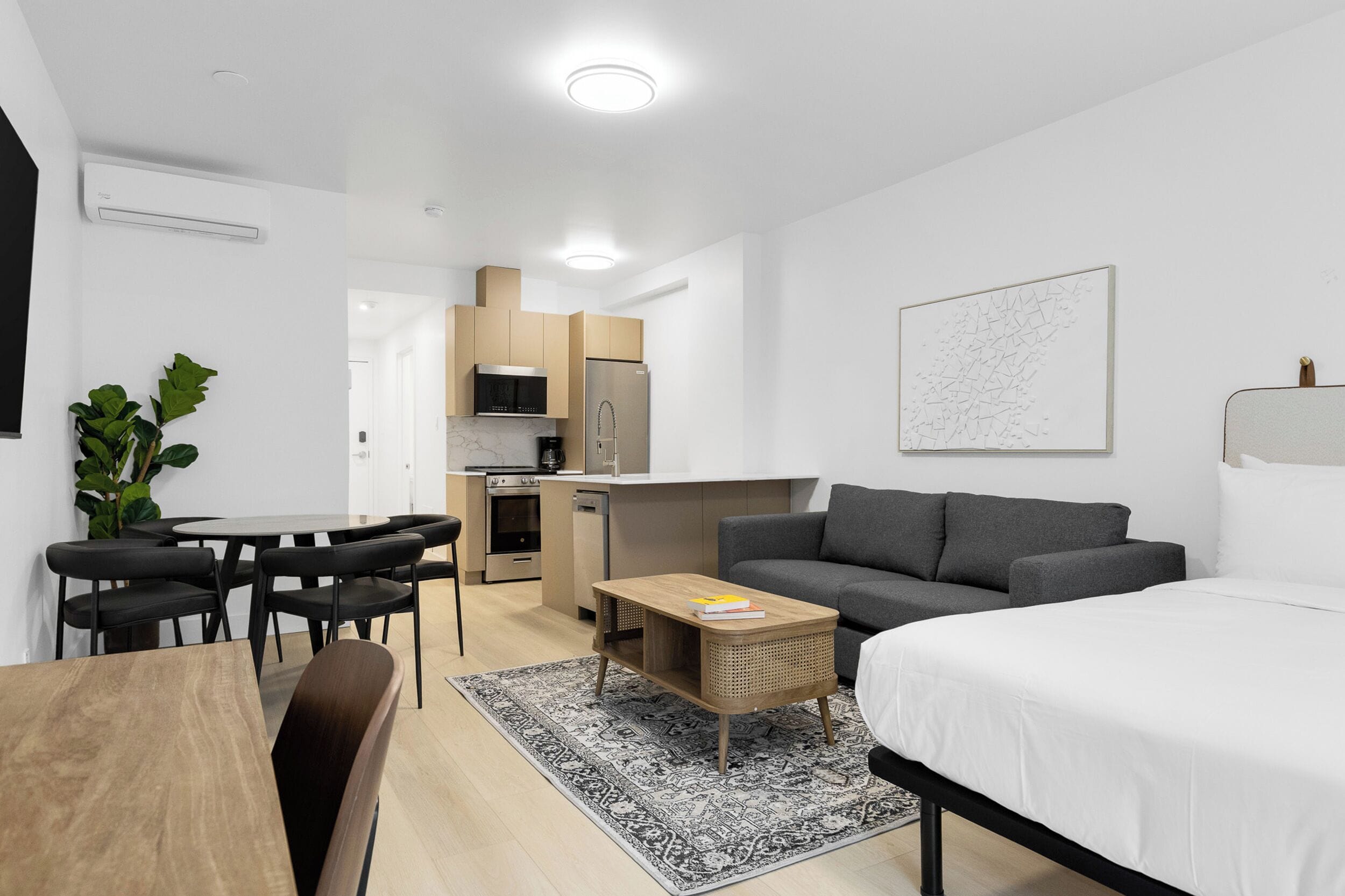 Un apartamento moderno con comedor, cocina y sala de estar.