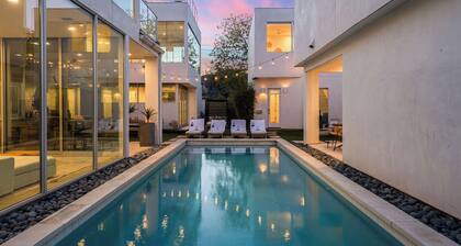 Sleeps 32, Private Compound w/ Putting Green Bouldin Collective by Avantstay