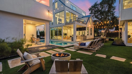 Sleeps 32, Private Compound w/ Putting Green Bouldin Collective by Avantstay