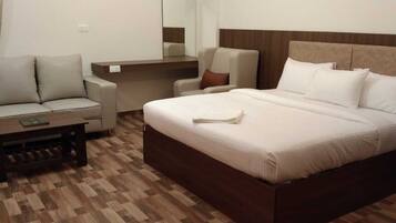 Tabla de planchar con plancha, wifi y ropa de cama