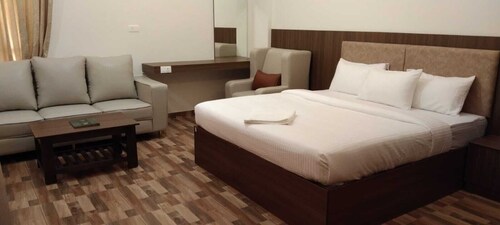 R2B GRAND - Rayan ram bhavan Serene 16-bedroom hotel with AC in lovely Bettani