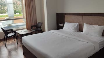 Tabla de planchar con plancha, wifi y ropa de cama