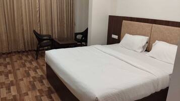 Tabla de planchar con plancha, wifi y ropa de cama
