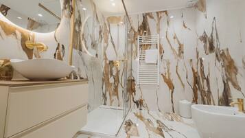 Regadera, secadora de cabello, bidet, toallas