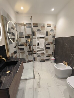 Douche, sèche-cheveux, bidet, serviettes fournies