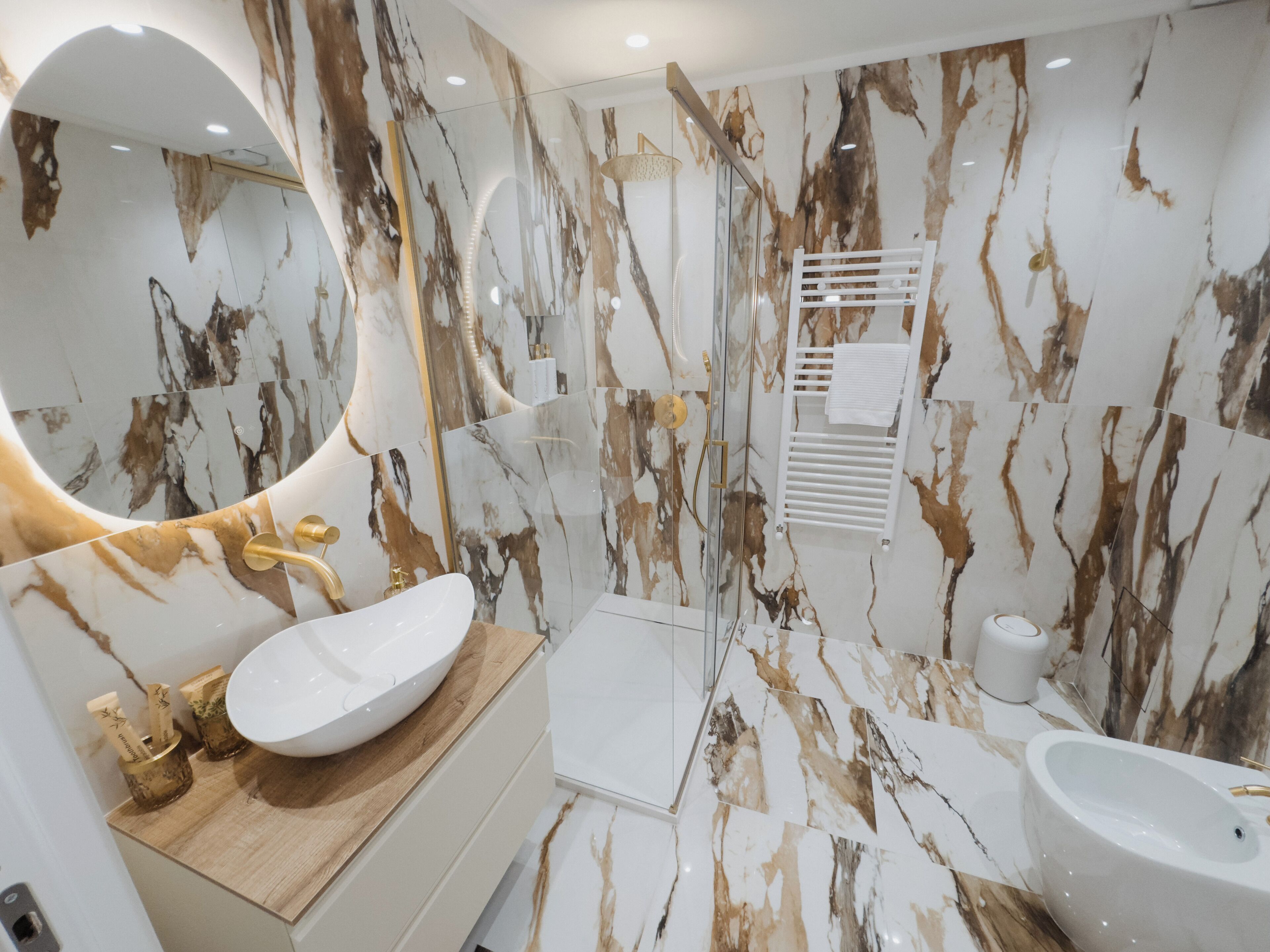 Dusche, Haartrockner, Bidet, Handtücher