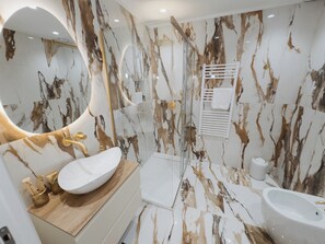 淋浴设施、吹风机、坐浴桶、毛巾