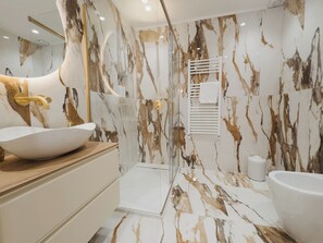 Shower, hair dryer, bidet, towels - Butera505luxurysuites (Bagheria)