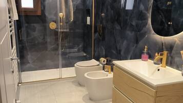 Dusche, Haartrockner, Bidet, Handtücher