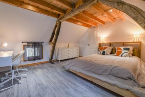 Travel crib, free WiFi - Le Grand Gite du Relais (PARGUES)