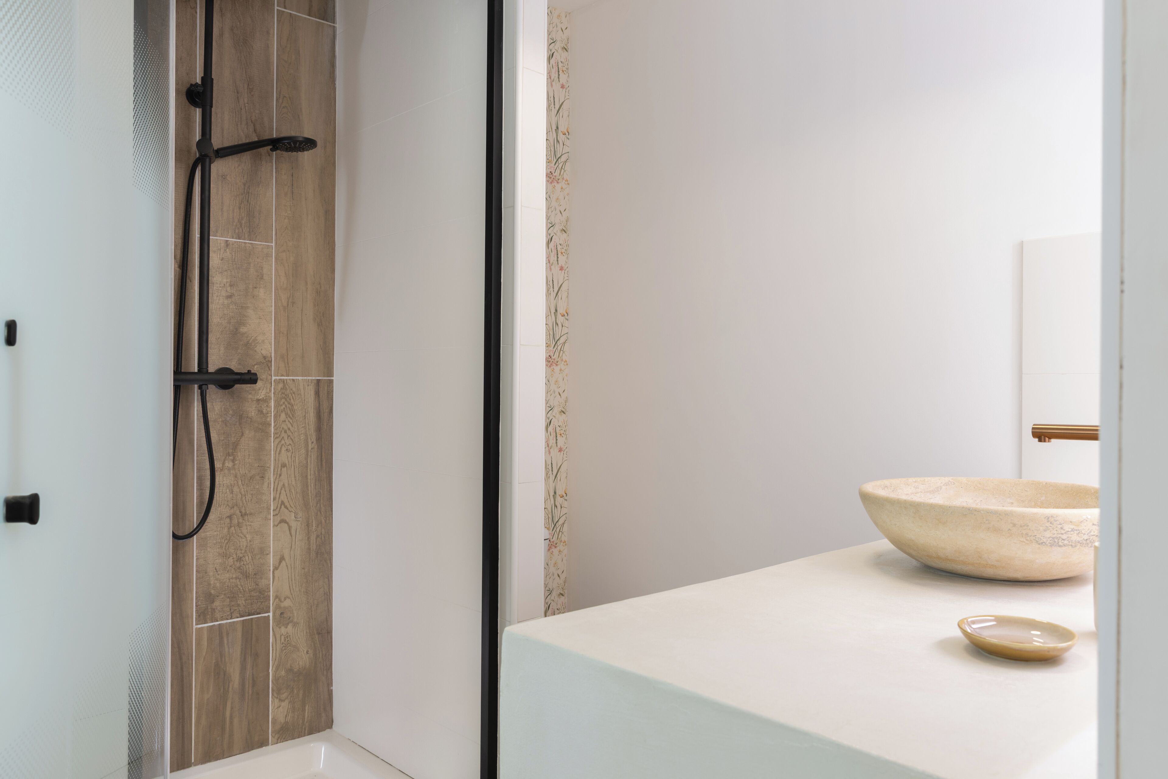 Een douche, een haardroger, handdoeken, zeep