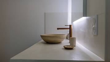 Bruser, hårtørrer, håndklæder, Sæbe