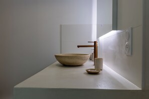 Een douche, een haardroger, handdoeken, zeep