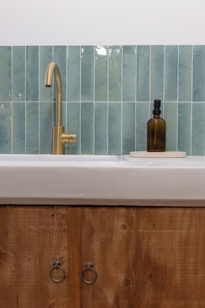 Shower, hair dryer, towels, soap - Chambre d'hôtes EvasionBretonne 1 (Landerneau)