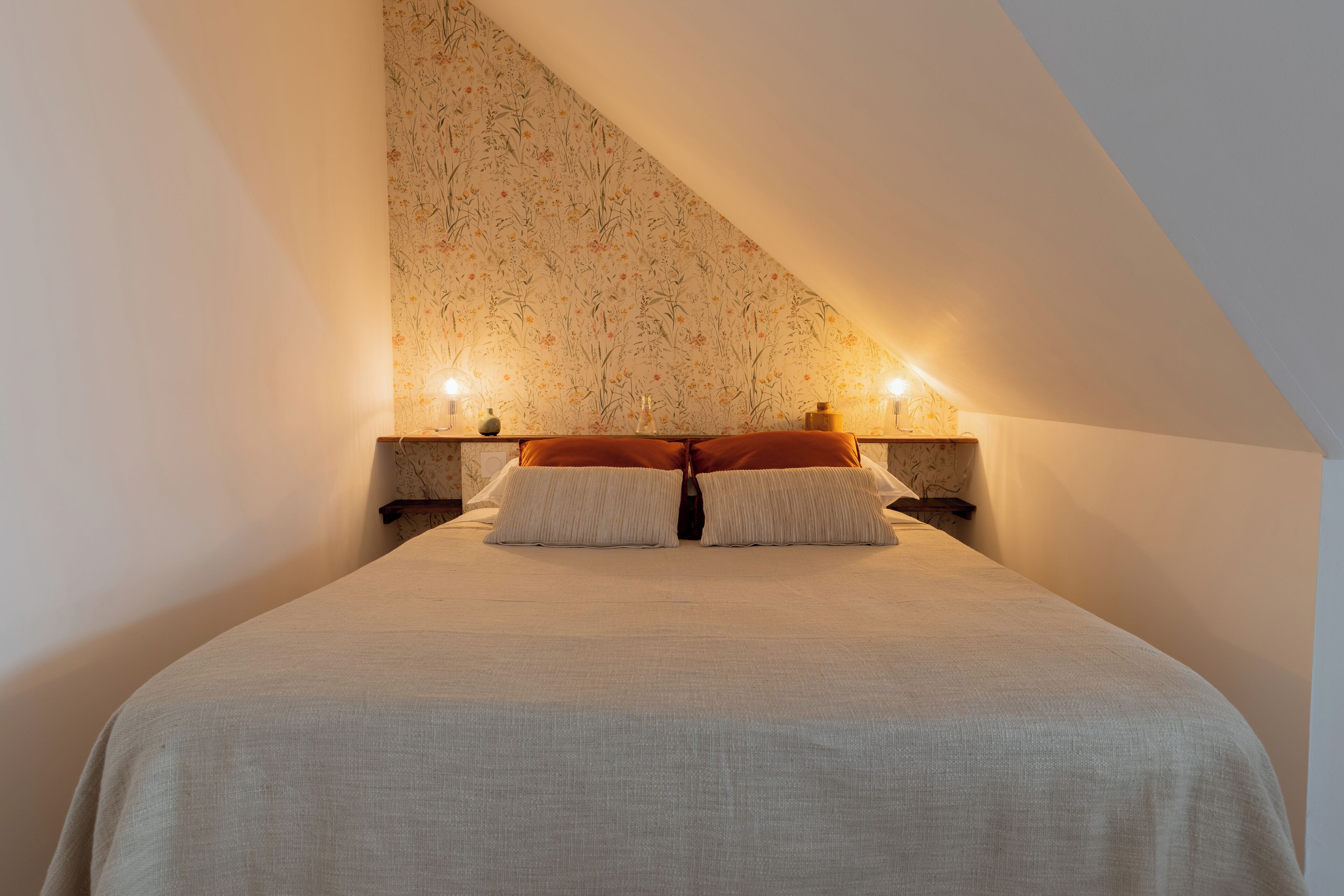 Een strijkplank/strijkijzer, internet, beddengoed