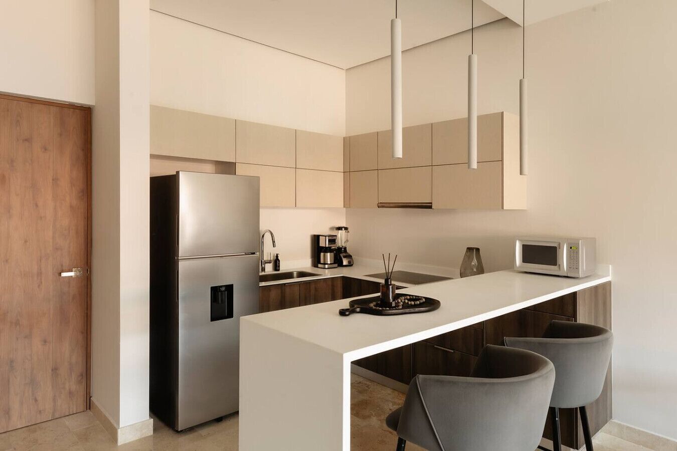 Jääkaappi, mikroaaltouuni, liesi, leivänpaahdin