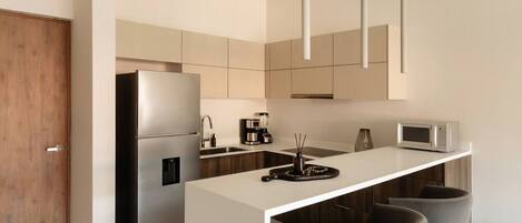 Jääkaappi, mikroaaltouuni, liesi, leivänpaahdin