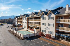 A Nordic Inn hotel with multiple floors, balconies, and a parking area. - Slope Views- Ski Shuttle- Pool & Hot Tub (Lincoln)