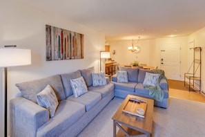 TV, fireplace, table tennis - Slope Views- Ski Shuttle- Pool & Hot Tub (Lincoln)