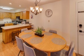 Dining - Slope Views- Ski Shuttle- Pool & Hot Tub (Lincoln)