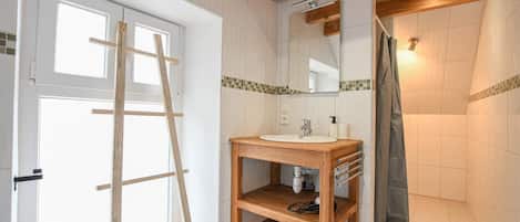 Shower, towels