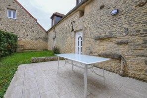 Terrace/patio - Le Petit Gite du Relais (PARGUES)