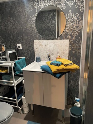 Een douche, een haardroger, handdoeken, zeep