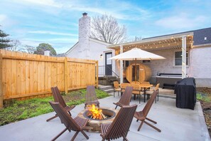 Outdoor dining - Beautiful 4BR / 2BA Mid-Term Rental – Hot Tub • Sauna • Game Room • Sleeps 12 (Nashville)