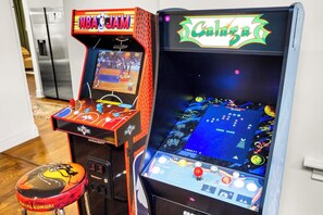 Games room - Beautiful 4BR / 2BA Mid-Term Rental – Hot Tub • Sauna • Game Room • Sleeps 12 (Nashville)