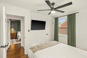 Tabla de planchar con plancha, wifi y ropa de cama 