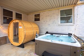 Terrace/patio - Beautiful 4BR / 2BA Mid-Term Rental – Hot Tub • Sauna • Game Room • Sleeps 12 (Nashville)