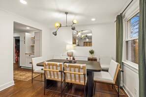 Dining - Beautiful 4BR / 2BA Mid-Term Rental – Hot Tub • Sauna • Game Room • Sleeps 12 (Nashville)