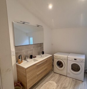 Bathroom - Between Bressuire & Thouars- By R&G (Coulonges-Thouarsais)