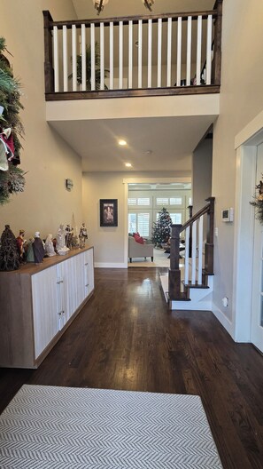 Lobby - Luxury Custom Home Near American Fork Canyon - Large bedrooms + Theater (Cedar Hills)