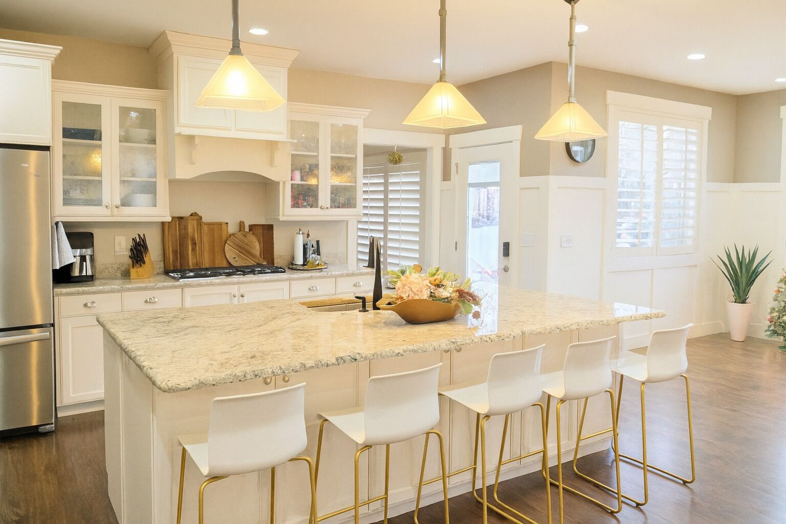 Four à micro-ondes, un four, surface de cuisson, lave-vaisselle