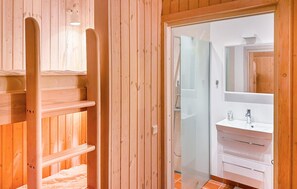 Shower, hair dryer - 5 bedroom nice home in Vejby (Vejby)