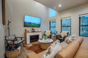 Smart TV, fireplace - 3-bedroom townhome in serene Driggs with AC comfort (Driggs)