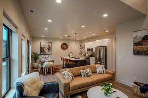 Smart TV, fireplace - 3-bedroom townhome in serene Driggs with AC comfort (Driggs)
