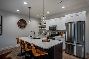 Fridge, microwave, oven, stovetop - 3-bedroom townhome in serene Driggs with AC comfort (Driggs)