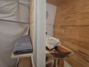 Deluxe Quadruple Room, Patio, Garden View | Bathroom | Towels, soap, shampoo, toilet paper - Xhere Glamping By GEstores (Amealco)