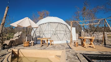 デラックス 4 人部屋 パティオ ガーデンビュー | WiFi (無料)、ベッドシーツ