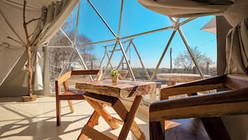 Neljän hengen deluxe-huone, patio, näköala puutarhaan | Ilmainen Wi-Fi, vuodevaatteet