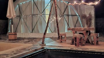 デラックス 4 人部屋 パティオ ガーデンビュー | WiFi (無料)、ベッドシーツ