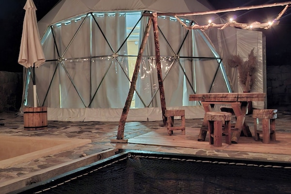 Firemannsrom – deluxe, terrasse, hageutsikt | Wi-fi (inkludert) og sengetøy