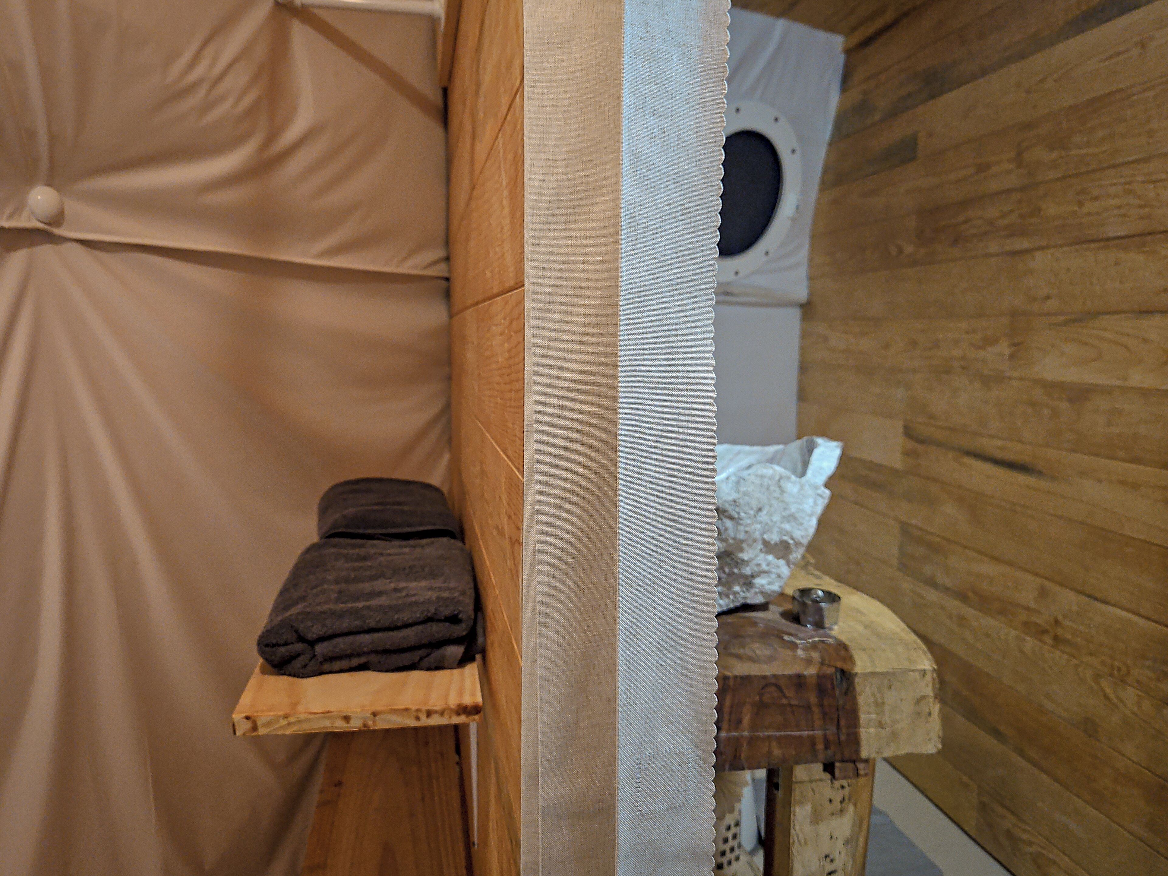 Pyyhkeet, saippua, sampoo, vessapaperi